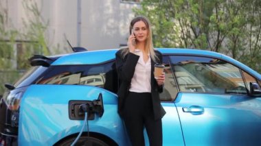Mavi elektrikli bir arabanın yanında duran bir kadın telefonla konuşuyor. Sahne onun birden fazla iş yaptığını gösteriyor. Bir telefon görüşmesi ve çevre dostu ulaşım aracı.