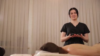 Video, spa 'da masaj yaptıran kişileri gösteriyor. Bir kadın, bir erkeğe ve başka bir kadına farklı sahnelerde masaj yapar. Sakinleştirici spa atmosferi, rahatladıkları ve tedavinin tadını çıkardıkları kadar temiz.