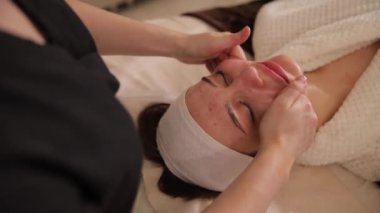 Bir kadın spa 'da yüz bakımı görüyor, orada rahatlama ve gençleşme yaşayabilir.