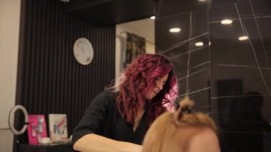 Saçını fırça ve saç kurutma makinesiyle düzleştiren bir kadın. Yüksek kalite 4k görüntü