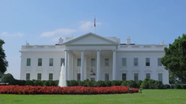 Washington D.C. 'deki Beyaz Saray manzarası, içinde bir çeşme var. Bu video, bu dönüm noktasının ihtişamını ve dingin güzelliğini yakalıyor.