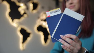 Havaalanından ayrılmadan önce pasaportu olan bir kadın. Seyahat kavramı.