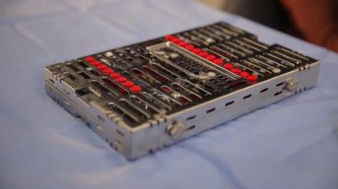 Elektronik parçalar bir elektronik mühendislik laboratuvarında dikdörtgen bir masaya yerleştirilir ve ses ekipmanlarına monte edilmeye hazır hale getirilir.