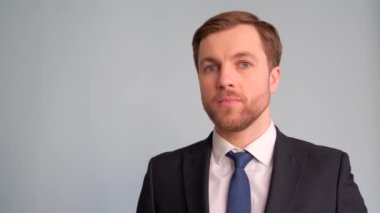 Bu videoda, keskin takım elbiseli bir adam şaşırtıcı açıklamaları paylaşıyor, düşünceleriyle ve davetkar yansımasıyla izleyicileri kendine çekiyor, onları şaşırtıyor.