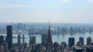 Bu video, Empire State ve Chrysler Binaları gibi simgelerin yer aldığı New York siluetinin gökyüzü görüntülerini sergiliyor.