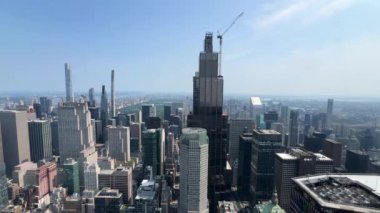 Güneşli bir günde muhteşem bir mimari ve şehir yaşamını gözler önüne seren ikonik ufuk çizgisinin çarpıcı hava manzarasıyla New York 'un nefes kesici güzelliğini tecrübe edin.