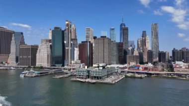 Bu klipte New York Citys sudan çarpıcı bir siluet sergiliyor, ikonik gökdelenleri ve canlı kentsel manzaraları vurguluyor