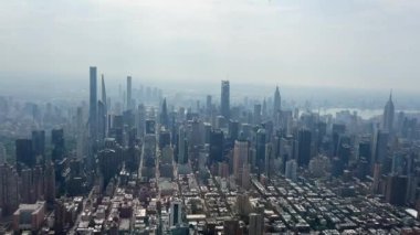 New York Citys 'in nefes kesici güzelliğini nefes kesici hava manzarasıyla yaşayın. Bu video, gökdelenleri yumuşak ve bulutlu bir gökyüzüne karşı yakalıyor.