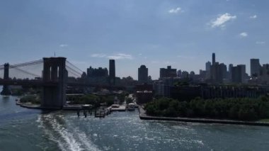 New York şehrinin silueti üzerinde süzül ve modern mimarinin ve tarihi simgelerin karışımının tadını çıkar.