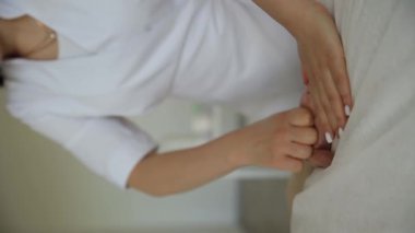 Videoda bir kadının bütünsel bakım gördüğü huzurlu bir an anlatılıyor. Çocukla olan bağını vurgularken aynı zamanda huzur ve şifa taşıyor.