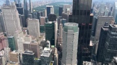 Gökdelenlerin ve Central Park 'ın yer aldığı, Rockefeller Center ve şehir hayatı gibi simgelerin yer aldığı bu hava görüntüsü New York City' nin ufuk çizgisini yakalıyor.