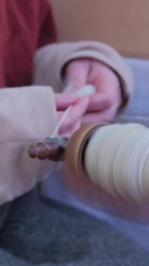 Etnik bir dikiş makinesi üzerinde çalışırken tahta bir makara iplikle yakın plan. El sanatları için vintage araçları