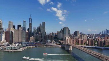 New York Şehri 'ni yukarıdan gözlemle, ufuk çizgisini ve Brooklyn Köprüsü' nü vurgula. Hava görüntüleri, sularda yüzen bir tekneyle canlı görüntüler yakalar.