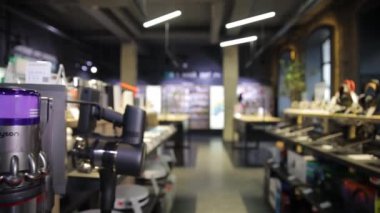 Yoğun bir elektronik mağazasının canlı bir keşfi, çeşitli cep telefonları ve aletlerle meşgul olan müşterilerin sergilenmesi, perakende sektöründeki heyecanın altını çizmek,