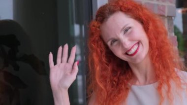 Bu neşeli video, kızıl saçlı neşeli bir kadının kamerayla yakınlık kurup, neşe ve neşe saçmasını içeriyor.