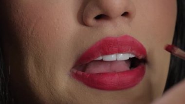 Bu video, bir kadının dışarı çıkmaya hazırlanırken kendini koruma ritüelini gösteriyor. Sağlığını, güçlenmesini ve enerjik kişiliğini ön plana çıkarıyor.