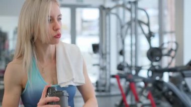 Bu video, kendini spora adamış bir kadını içeriyor. Kendini adamış olduğunu gösteren takviyelerle, susuzlukla ve iyileşme süreciyle spor salonuna yaptığı yolculuğun altını çiziyor.