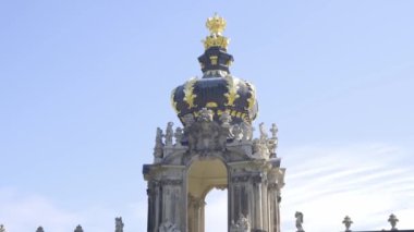 Bu video zarafeti sembolize eden karmaşık bir tacı olan büyük bir binayı gösteriyor. Süslü tasarımını ve yüksekliğini yakalar, bir şehir odak noktasıdır.