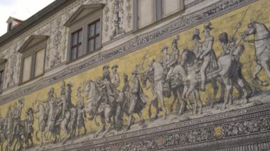 Videoda, atların üzerindeki askerlerin çarpıcı bir duvar resmi var. Bir binaya güzelce boyanmış, dostluğu ve hareket halindeki cesareti temsil ediyor.