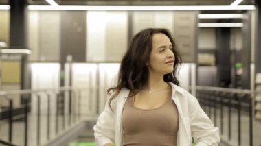 Ev eşyalarının geçmişine odaklanmış çekici bir genç kız. Alışveriş haftasonu