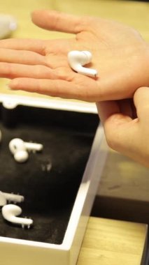 Bu video, dizayn ve teknolojilerini sergileyen bir kadının mutlu bir şekilde elinde tuttuğu bir video içeriyor. Onları kullanırken ve boks yaparken, kablosuz ses çağrısını vurgularken yakın plan çekimini de içeriyor.. 