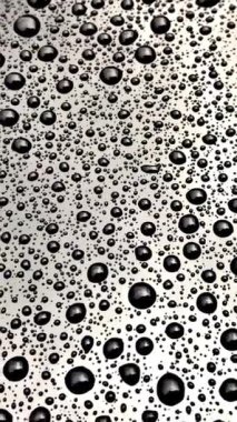 Camdaki siyah damlaların makro görüntüsü. Mürekkep damlaları. Yağ damlaları