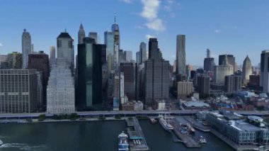 New York şehri manzarası, hava manzarası. Şehir merkezindeki gökdelenleri olan New York şehir merkezi. Yüksek kalite 4k görüntü