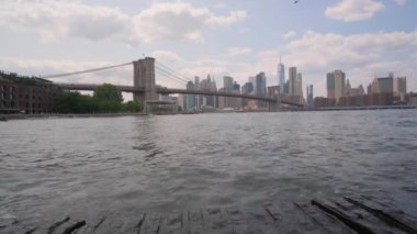 Manhattan Köprüsü, günbatımında New York ufuk çizgisini çerçeveliyor. Ünlü bir mekan. - Evet. Yüksek kalite 4k görüntü