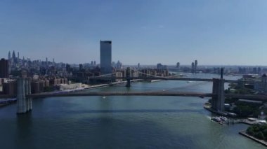 New York şehir merkezinin ünlü Skyline 'ı sabahın erken saatlerinde. New York 'taki Brooklyn Köprüsü. Yüksek kalite 4k görüntü