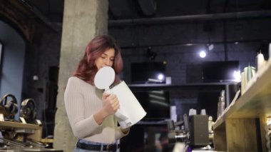 Dünyayı keşfederken bir kadının yolculuğunu takip et, bir mağazada büyüteçle başla, sonra bir kafede kahvenin tadını çıkar ve hayatı yansıt.