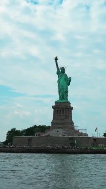 Bu video, New York Limanı 'ndaki kaidesinde özgürlük ve umudu çarpıcı bir ufuk çizgisi manzarasıyla sembolize eden Özgürlük Anıtı' nı gösteriyor.