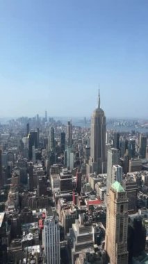 Bu video, ikonik Empire State Binası 'nı ve canlı ufuk çizgisini vurgulayan New York şehrinin çarpıcı hava görüntülerini sergiliyor.