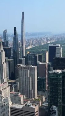 Bu hava videosu New York 'un gökdelenini ön plana çıkarıyor. Rockefeller Center 'dan çarpıcı manzaralar sunar, şehrin mimari güzelliklerini gösterir