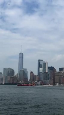 New York Citys 'in denizden ufuk çizgisini gösteren görsel bir yolculuk. Video sakin suları yakalıyor ikonik gökdelenleri yansıtıyor, doğa ve şehir hayatını harmanlıyor.