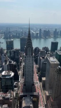 New York şehrinin hava keşfi, özellikle Chrysler Binası olmak üzere ikonik simgeleri vurguluyor, çarpıcı silueti ve kentsel yaşamı gözler önüne seriyor.