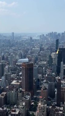 New York 'u tecrübe edin. Rockefeller Merkezi' nden ve Empire State Binası 'ndan çarpıcı gökyüzü manzaralı güzel şehirler.
