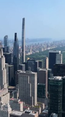 Bu video, şehrin ortasındaki Central Park 'ı aydınlatan New York City' nin ufuk çizgisinin nefes kesici hava görüntülerini sunuyor. Mimarinin çeşitliliğini sergiliyor ve doğa ile şehir yaşamını zıtlaştırıyor.