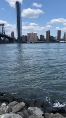 Video, şehrin ufuk çizgisini yansıtan ve doğa ve kentsel ahengi vurgulayan görkemli bir köprüyle çarpıcı bir kent manzarası sergiliyor.