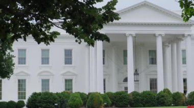 Bu video, Washington D.C. 'deki yemyeşil alanlarla çevrili ikonik Beyaz Saray' ı gösteriyor. Bulutlu bir günde çekilen çekim, dingin havayı ve mimari ihtişamı yakalar.