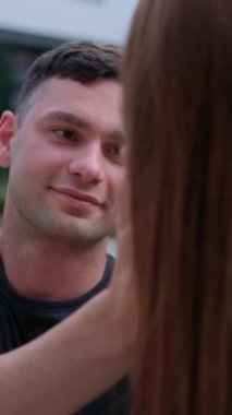 Siyah tişörtlü bir adam sevgilisine sevgi dolu bir bakışla bakar ve onun yüzünü okşar. Yüksek kalite 4k görüntü