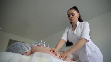 Süpürge masajı. Kadınların sırtına uygulanan elektrikli süpürge fincanları, Çin tıbbı. Yüksek kalite 4k görüntü