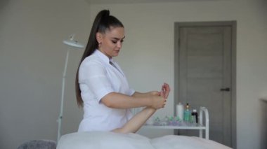 Kadın avucunun belirli yerlerine baskı yapan fizyoterapist kadın. Profesyonel sağlık ve sağlık akupunktur manipülasyonları. Yüksek kalite 4k görüntü