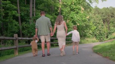 Yürek ısıtan bir aile gezisi, bir grup el ele dolaşırken, yemyeşil bir parkta neşe ve gülümseme paylaşırken gerçekleşir.