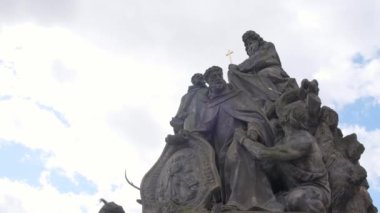 Videoda dramatik gökyüzüne karşı haçı olan bir adamın heykeli gösteriliyor. Sembolik figürler ve bir grup insan bir tepede, inanç, birlik ve tefekkür çağrıştırıyor.