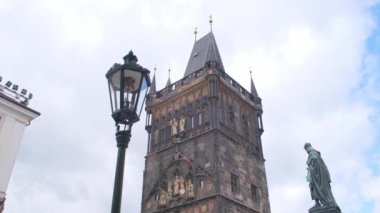 Prag St. Vitus Katedrali 'nin gökteki kabartma kabartmasının yakın çekimi. Bir Avrupa şehrinin güzel ortaçağ mimarisi.