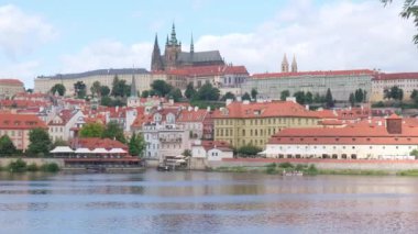 Prag 'ın Eski Kasabası' nın güzel bir manzarası. Prag nehri. Kırmızı çatılı binalar. Prag Katedrali