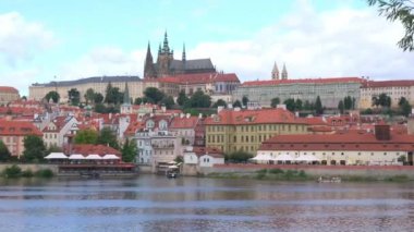 Prag 'ın Eski Kasabası' nın güzel bir manzarası. Prag nehri. Kırmızı çatılı binalar. Prag Katedrali