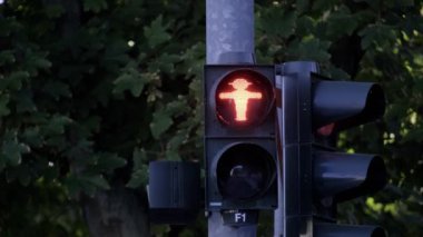 Video trafik ışıklarıyla karayolu güvenliğini vurguluyor, kentsel trafik kurallarındaki rollerini vurguluyor ve bize yaya ve araç yönetmeliklerini hatırlatıyor