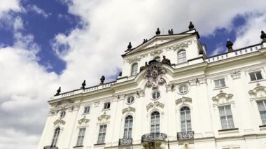 Gökyüzünün arka planında beyaz renkli güzel eski bir bina. Prag mimarisi. Prag Kalesi. Prag 'ın eski binaları