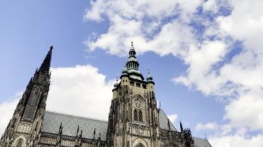 Mavi gökyüzünün arka planında St. Vitus Katedrali 'nin güzel bir manzarası. Prag Katedrali. Prag 'ın simgeleri. Çek Cumhuriyeti 'nde turizm